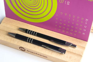 Kalendarz z drewnianą podkładką