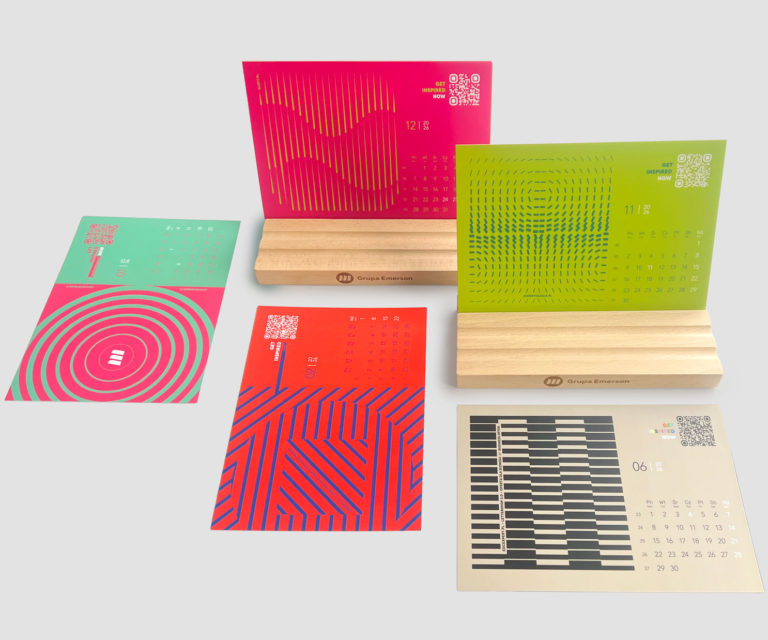 Kalendarz z drewnianą podkładką