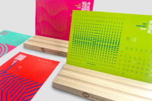 Kalendarz z drewnianą podkładką